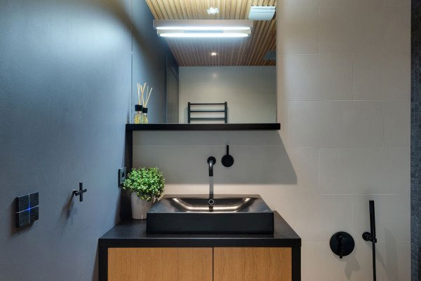 Moderní byt zdobí zelená stěna, houpačka a klouzačka