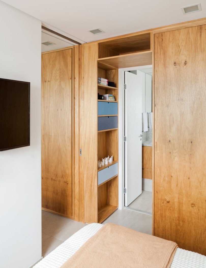 Dřevěná skládací stěna umožňuje interiér podle potřeby rozdělit nebo propojit