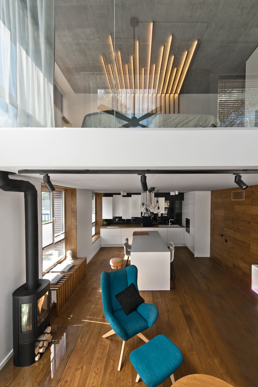 Loft pro mladý pár zdobí neutrální barvy a skandinávský design