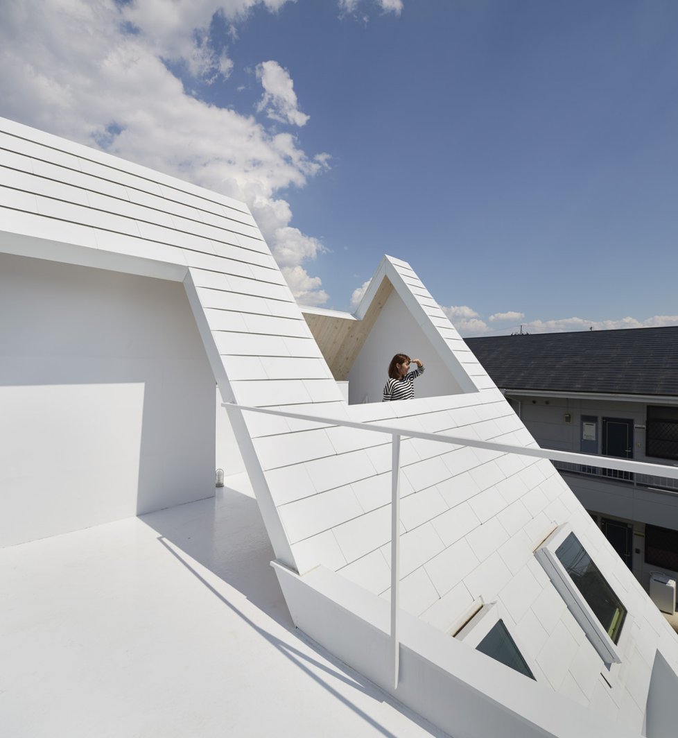 Minimalistická rezidence elegantně propojuje interiér s okolním prostředím