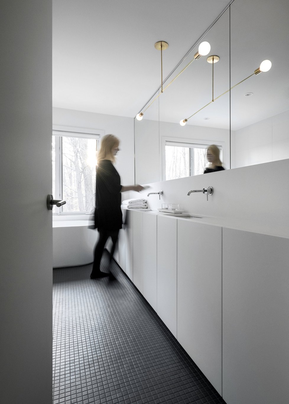 Dům v Montrealu se může pochlubit jednoduchým interiérem v bílé barvě