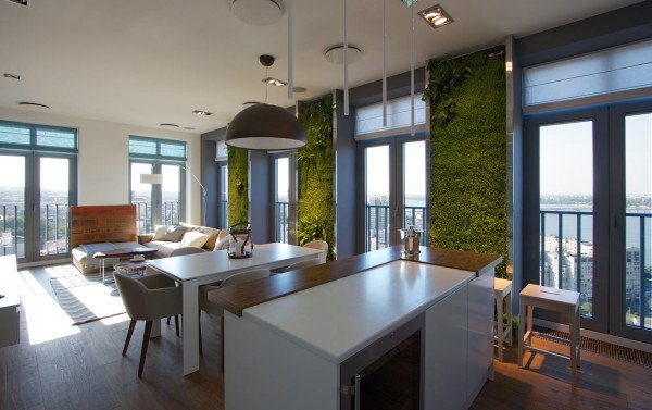 Moderní byt zdobí několik vertikálních zahrad s kapradinou