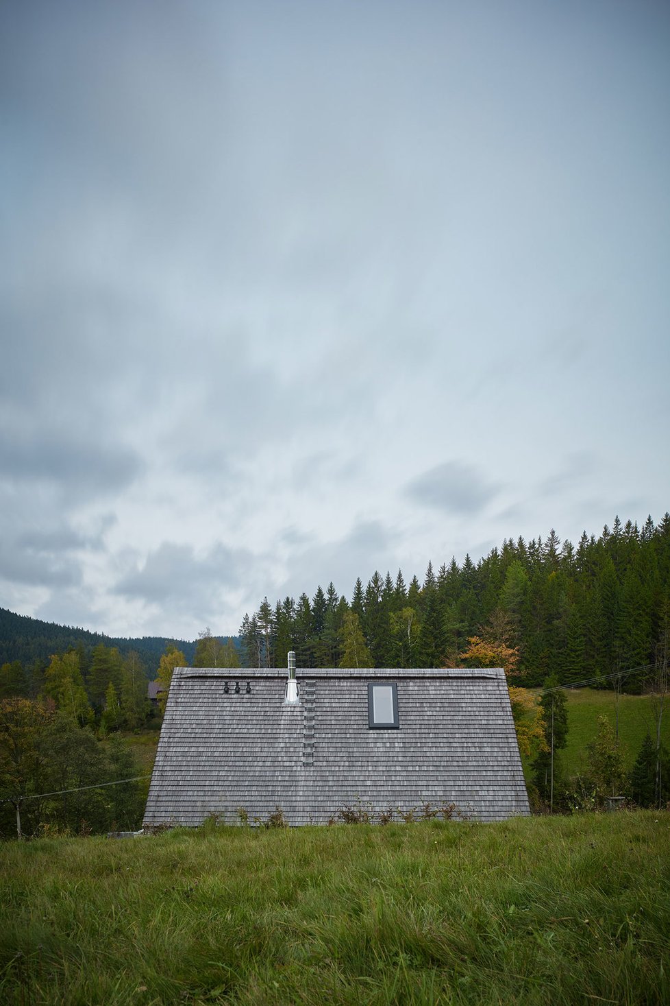 Moderní horská chalupa kombinuje lidovou architekturu s minimalismem