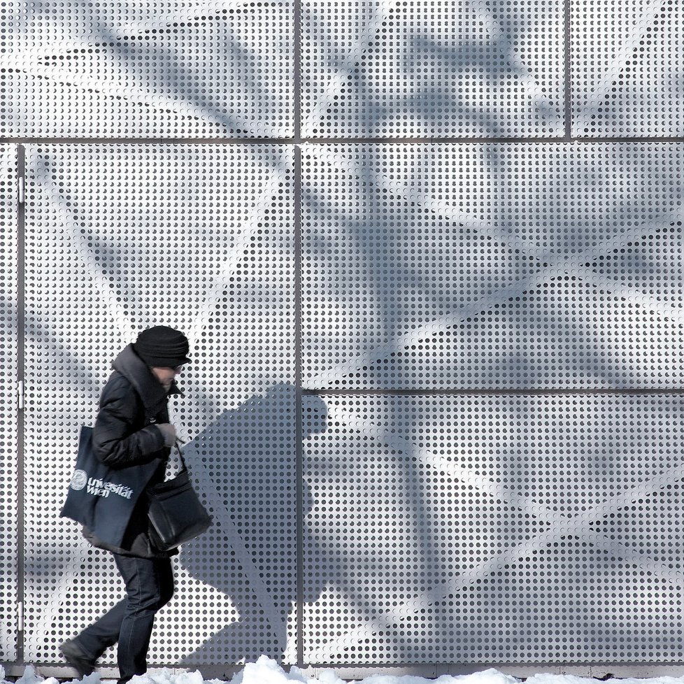 Za originální fasádou se ukrývá příjemný moderní interiér, ve kterém se snoubí dřevo a pohledový beton