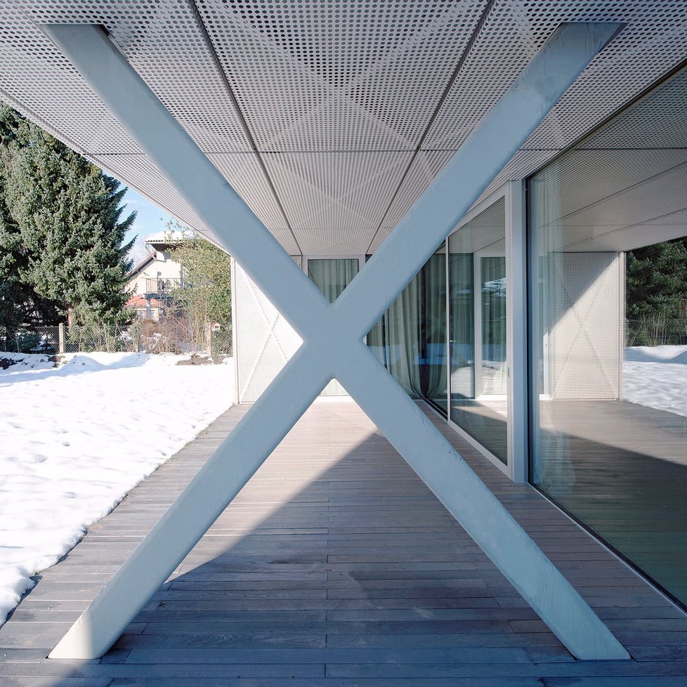 Za originální fasádou se ukrývá příjemný moderní interiér, ve kterém se snoubí dřevo a pohledový beton