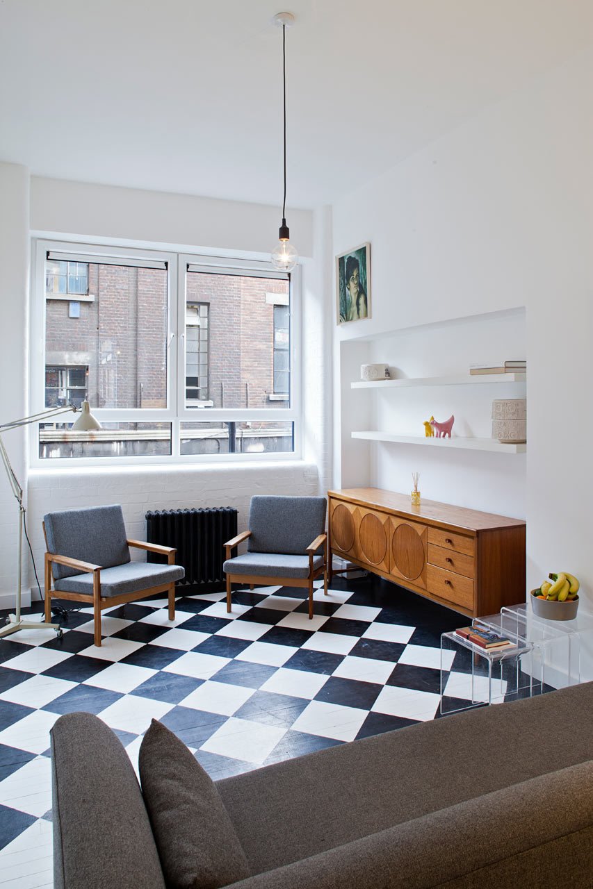 Studiový byt v prostoru bývalé pekárny architektka transformovala v prostorný domov s jednou ložnicí