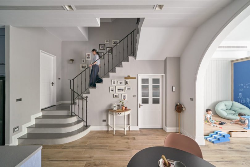 Moderní vila pro manželský pár se dvěma dětmi nabízí různorodé interiéry na několika patrech