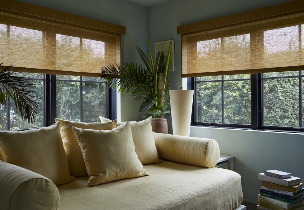 Světlý interiér domu připomíná oázu, která zve k relaxaci