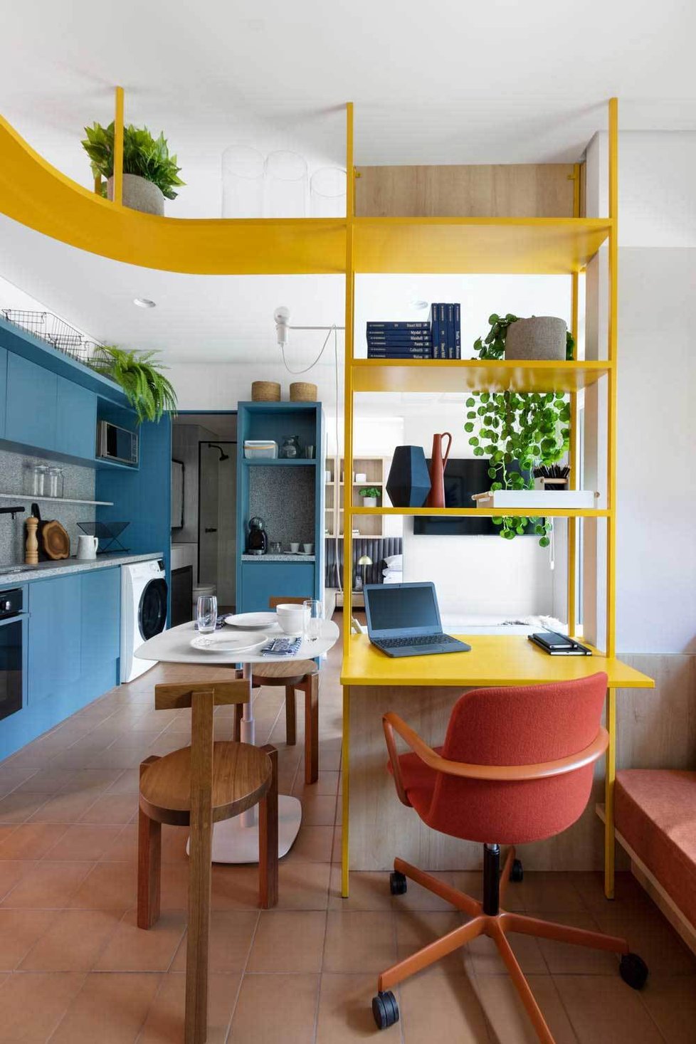 Malý byt oživily zářivé barvy a originální řešení prostoru.