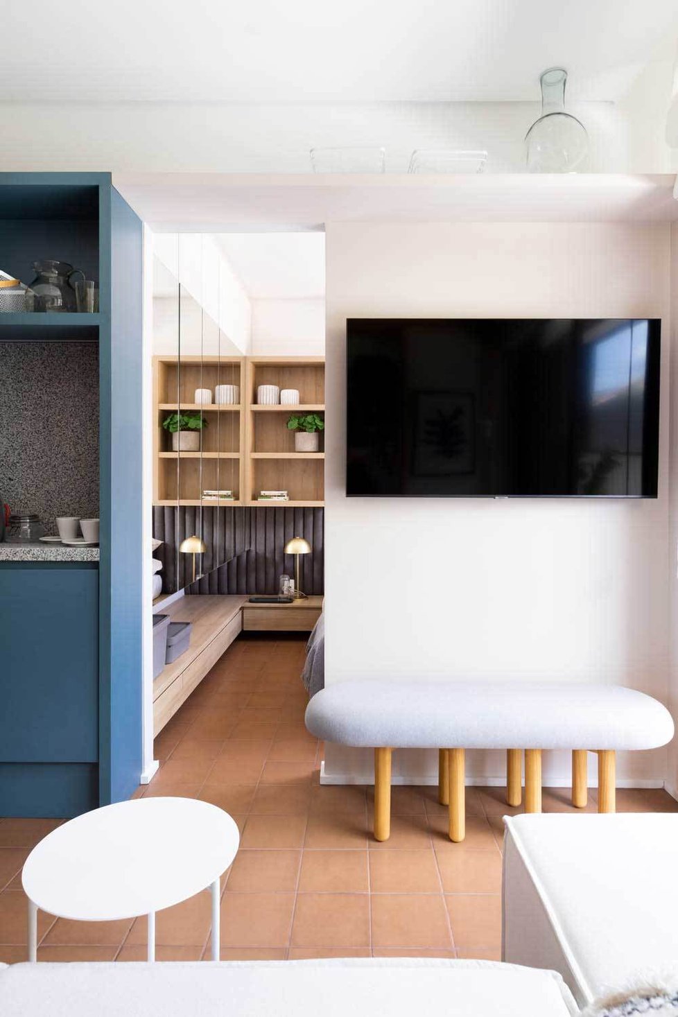 Malý byt oživily zářivé barvy a originální řešení prostoru.