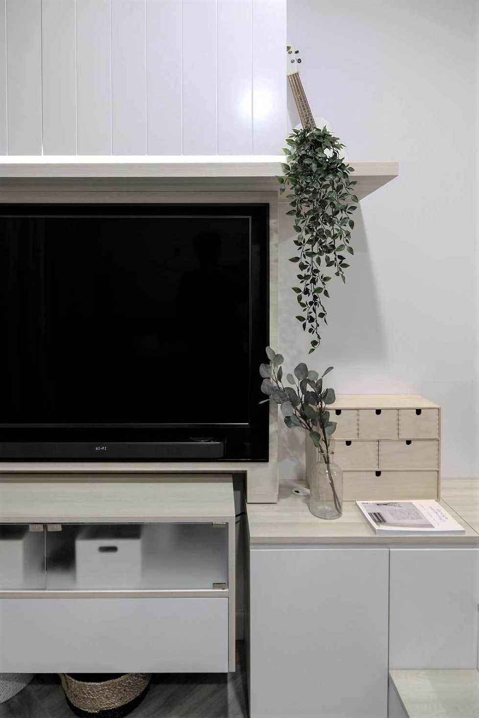 Multifunkční nábytek s úložným prostorem chytře vyřešil problém s místem v malém bytě