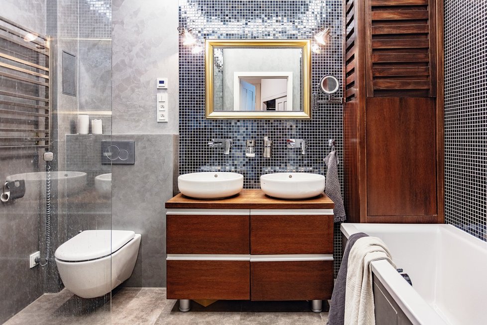 Do stylové minimalistické koupelny se podařilo umístit sprchový kout i vanu.