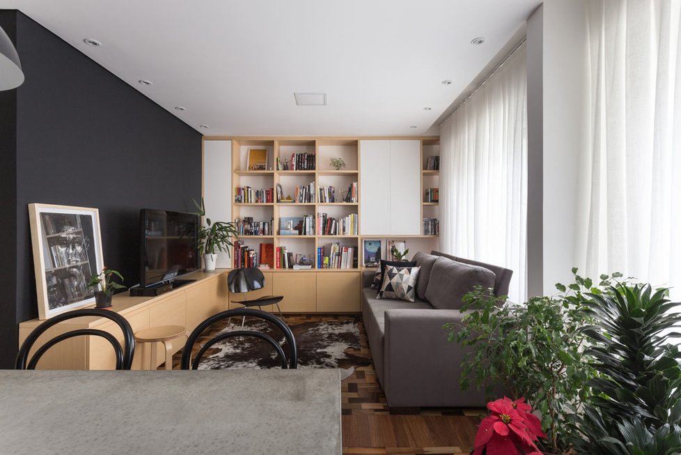 Moderní byt pro mladou dvojici se díky rekonstrukci otevřel. Místo se našlo i na pracovnu a úložné prostory