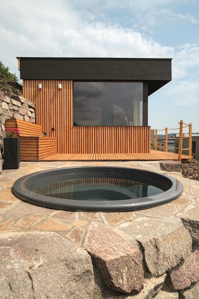 Majitelé si dopřáli veškerý komfort, na jedné straně bazén, na druhé saunu s ochlazovací nádrží.