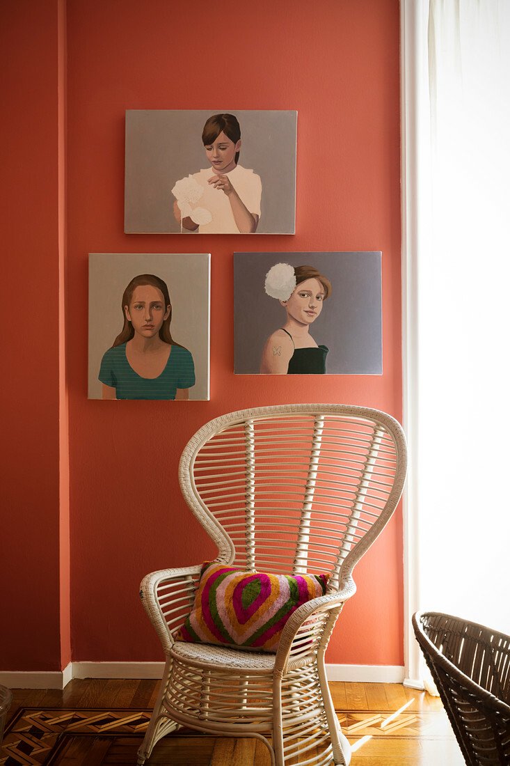 Stěnu za ratanovým křeslem zdobí portréty Stefaniiny dcery.