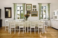 Bydlení jako u babičky: Starožitný nábytek, špaletová okna i zdobená fasáda