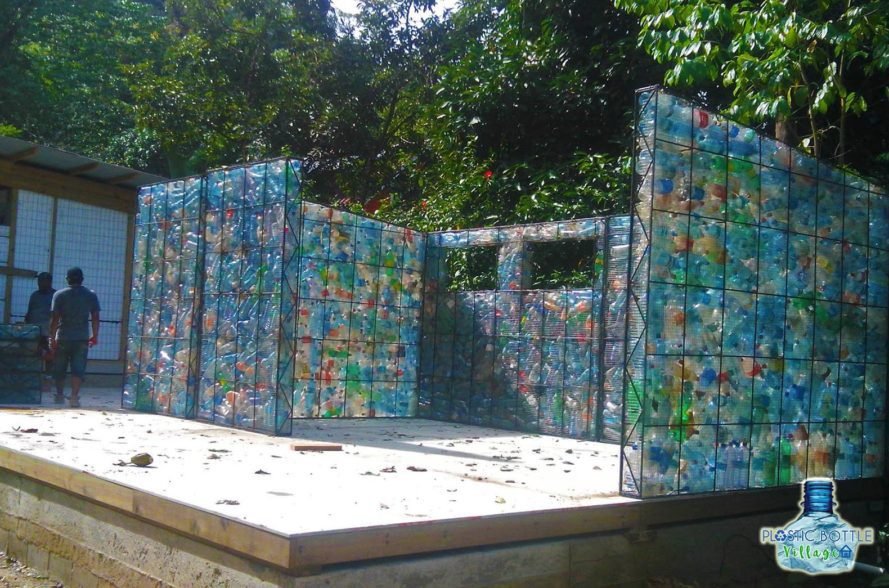 Podnikatel staví domy z plastových lahví. Vypadají jako stavby z cihel