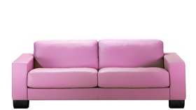 Jemně fialové sofa vnese do bytu jistou nadčasovost.