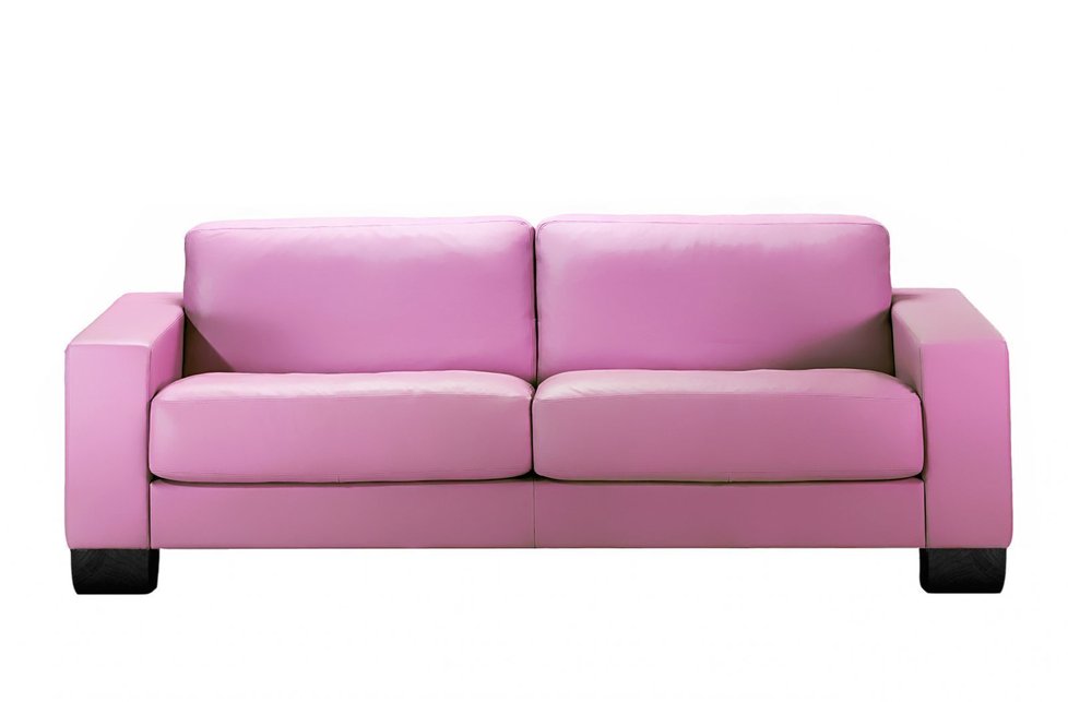 Jemně fialové sofa vnese do bytu jistou nadčasovost.