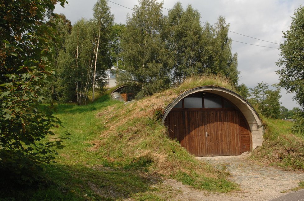 Dveřmi do garáže se dostanete do chodby, která vás dovede až do domu.