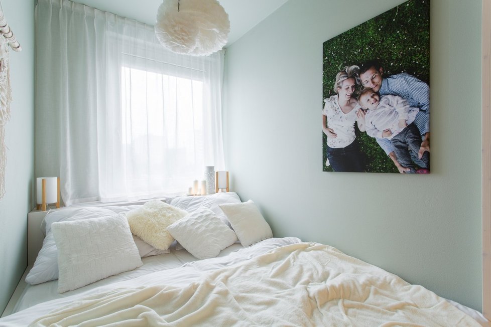 Stěnu nové ložnice zdobí fotografie rodiny