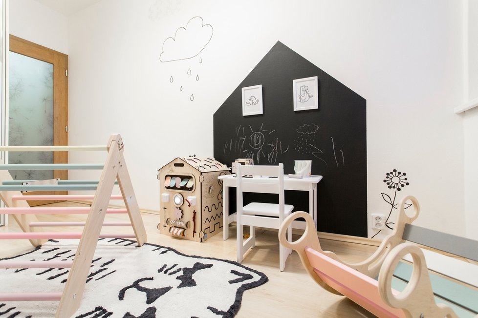 Nový pokojíček pro dvě děti obsahuje prostor pro spaní a také plochu na hraní
