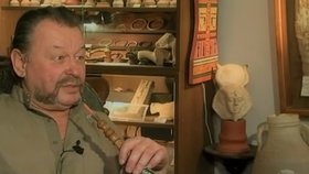 Výtvarník Ladislav Zápařka nejenže bydlí v pyramidě, ale doma má i malé egyptské muzeum