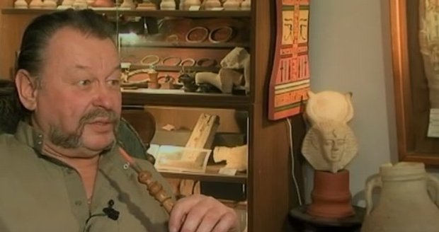 Výtvarník Ladislav Zápařka nejenže bydlí v pyramidě, ale doma má i malé egyptské muzeum