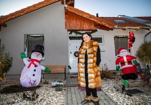 Hanka Gregorová před svým vyzdobeným domem