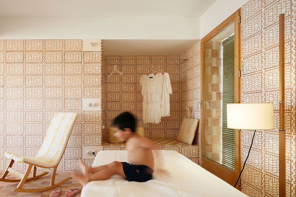 Stylové apartmány zdobí jemný dekor keramických obkladů a dlaždic