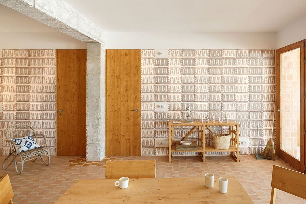 Stylové apartmány zdobí jemný dekor na keramických dlaždicích a obkladech