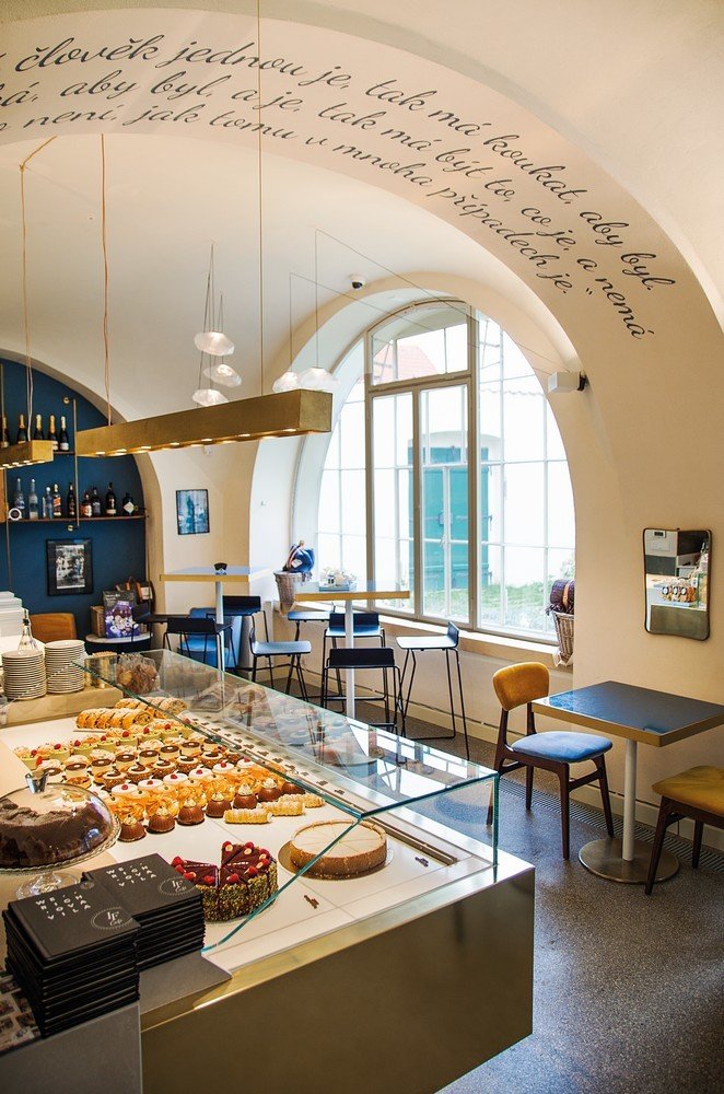 Kavárna IF Café nabízí delikatesy opravdu vytříbené. Nejen na oběd, ale i na snídani bývá obvykle plno. Citát Jana Wericha na zdi je všeříkající.