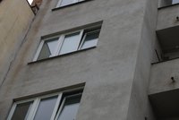 V Plzni vypadlo dítě (1,5) z okna, bojuje o život
