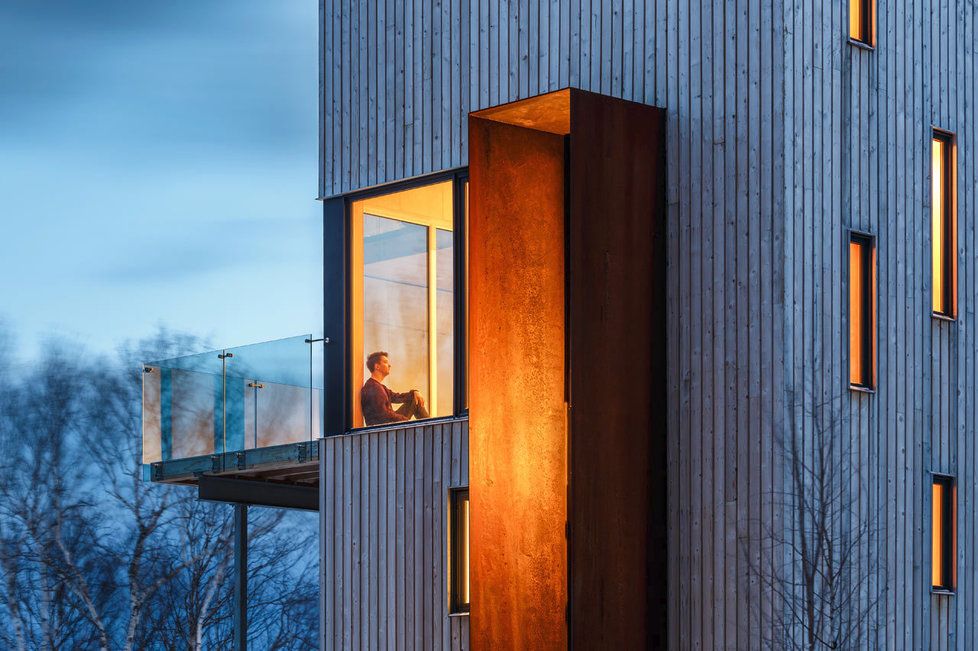 Jednoduchá stavba ze dřeva nabízí otevřenný interiér a nádherné výhledy do panenské krajiny