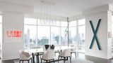 Bytu s výhledy na panorama New Yorku vládne bílá a umělecká díla