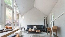 Moderní dům s fasádou z cedrového šindele má podobný tvar jako úl