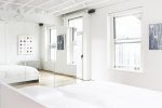 Newyorský příbytek pro ženu překvapí minimalistickým pojetím a obřím botníkem
