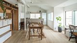 Starý dům ze dřeva se změnil v moderní domov plný světla a designu