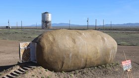 Domek ve tvaru brambory ukrývá překvapivě útulný interiér