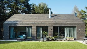 Dřevěný dům se sedlovou střechou nabízí funkčnost a pohodlí