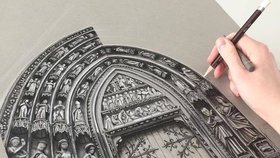 Mladá umělkyně zachycuje krásu gotické architektury