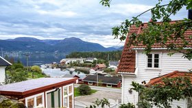 Kouzelný domek na břehu norského fjordu