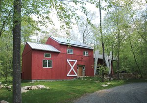 Na troskách staré stodoly vznikl příjemný dům ve stylu New England