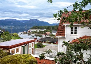 Kouzelný domek na břehu norského fjordu