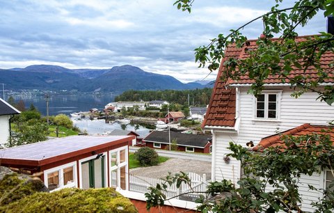 Kouzelný domek na břehu norského fjordu. Rekontrukce proběhla v rekordním čase