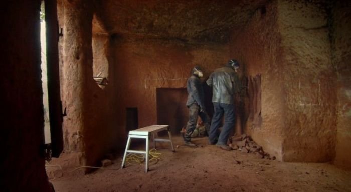 Z jeskyně bylo při rekonstrukci vyvezeno přes 70 tun kamene.