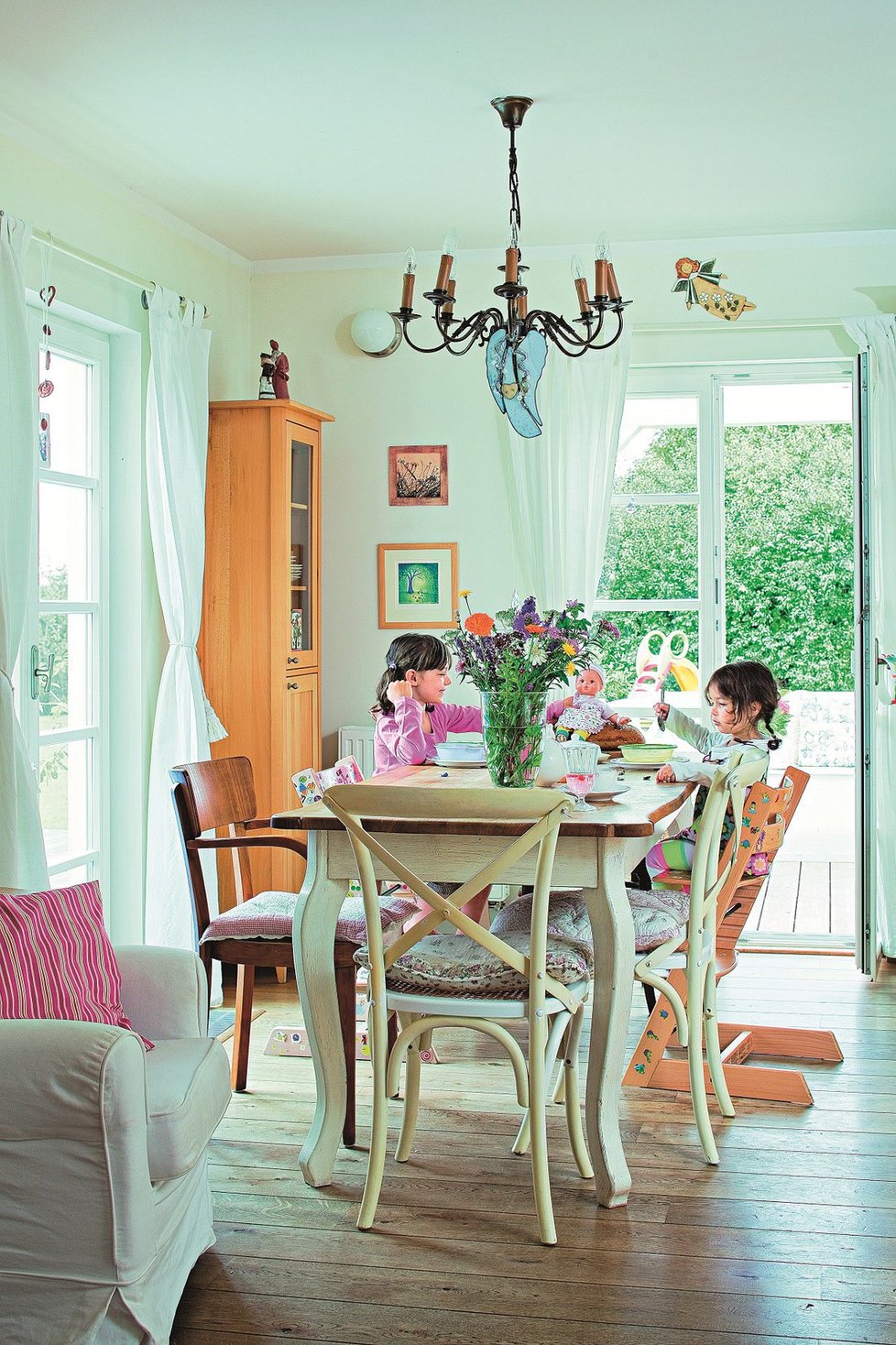 Francouzská romantika domu s tradičními materiály sluší a interiér podtrhuje.