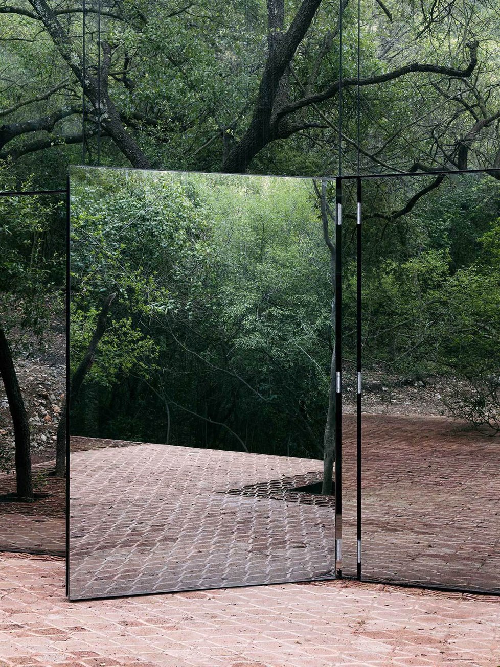Díky využití jednosměrných zrcadel není dům prakticky vidět