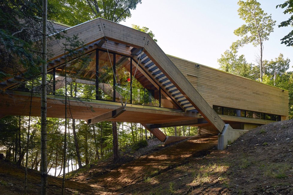 Moderní dům ze dřeva levituje nad zalesněnou roklí