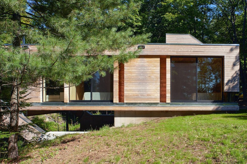 Moderní dům ze dřeva levituje nad zalesněnou roklí